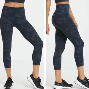 NWT SPANX Plus Size Cropped Look At Me Now Leggings in Black Camo Size 1X